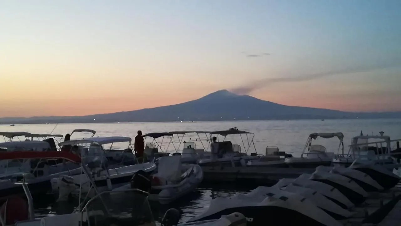 La Maison Blanche Aeroporto di Catania Fontana Rossa 0*,  Italia